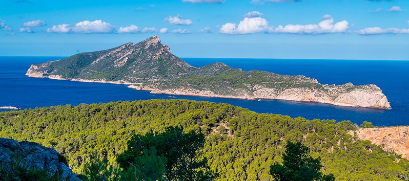Perfect landscape for autumn: an excursion to the island of Sa Dragonera