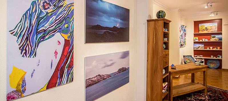 Une promenade dans les galeries d'art de Minorque : lumières, mer et couleurs de l'île