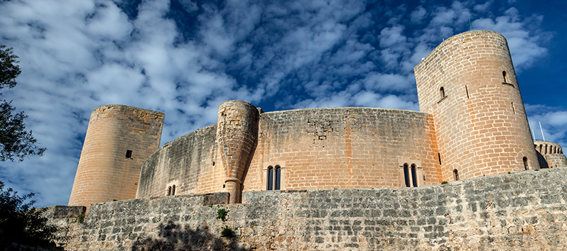 Castillo de Bellver, Palma en un día