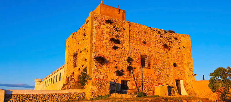 der höchste Punkt von Menorca_robusten Wehrturm mit einer rechteckigen Form